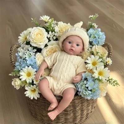 بدن سیلیکونی عروسک دوباره متولد شده