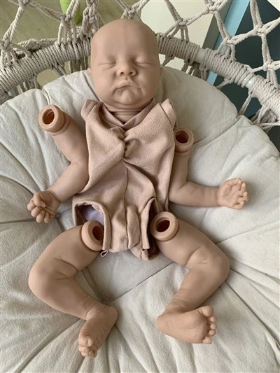 کیت عروسک Reborn نقاشی شده است